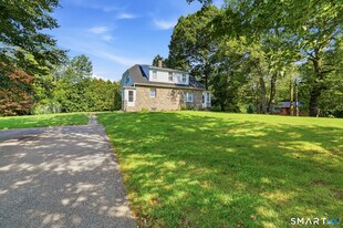 1 E Lake Dr in Waterford, CT - Building Photo