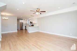 2437 N Ashland Ave, Unit 2F in Chicago, IL - Building Photo - Building Photo