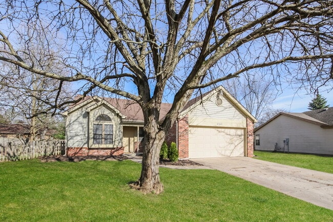 4345 Dunsany Cir in Indianapolis, IN - Foto de edificio - Building Photo