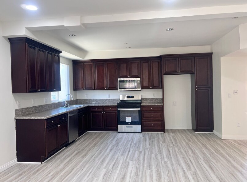 6829 Simpson Ave in Los Angeles, CA - Building Photo