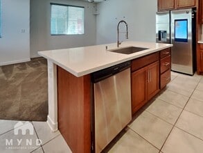 5301 E Commerce Way in Sacramento, CA - Foto de edificio - Building Photo