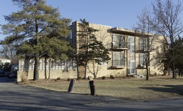 Glenwood Garden Apartments in Overland Park, KS - Building Photo - Building Photo