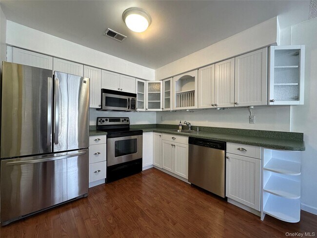 223 Springmeadow Dr in Holbrook, NY - Building Photo - Building Photo