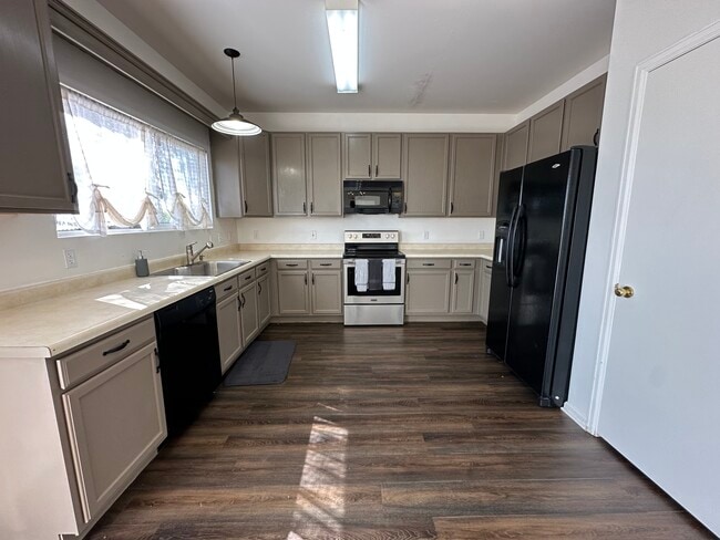 862 Square Dance Ln in Fountain, CO - Building Photo - Building Photo