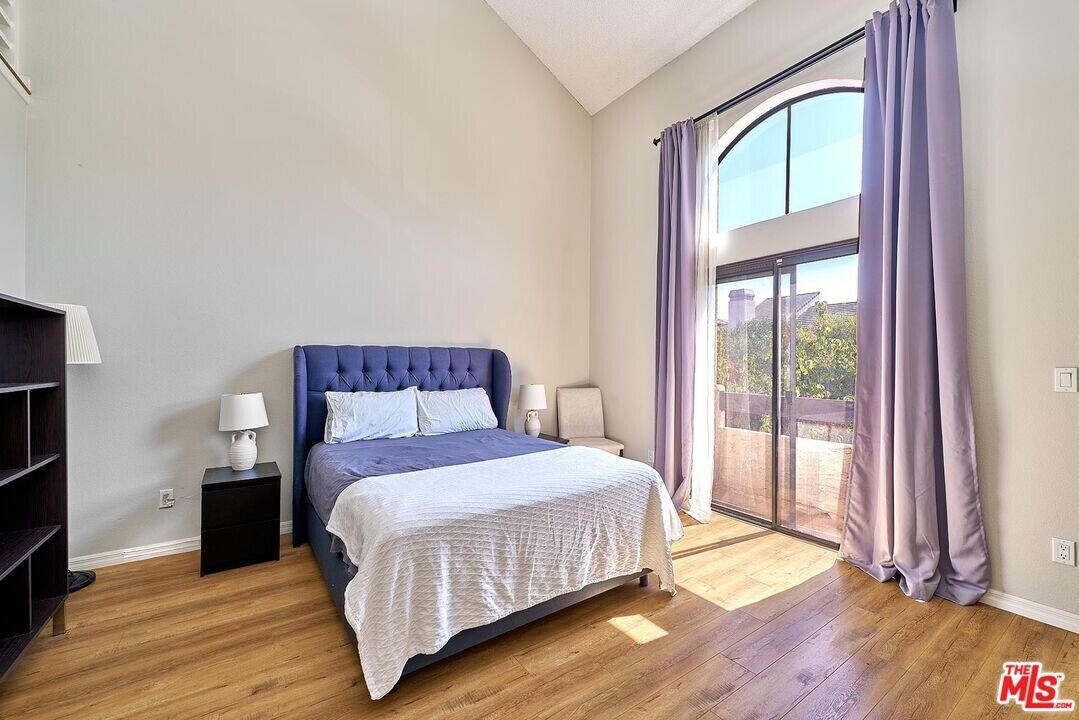 10929 Morrison St in Los Angeles, CA - Building Photo