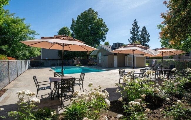 6636 N 3rd St in Fresno, CA - Foto de edificio - Building Photo