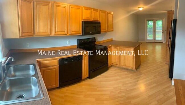 10 River Village Dr in Milford, ME - Foto de edificio - Building Photo