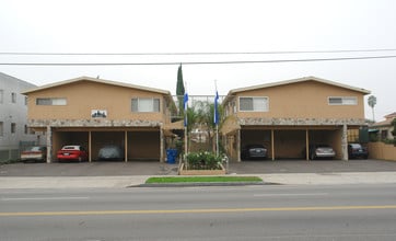 5725 Vineland in North Hollywood, CA - Building Photo - Building Photo