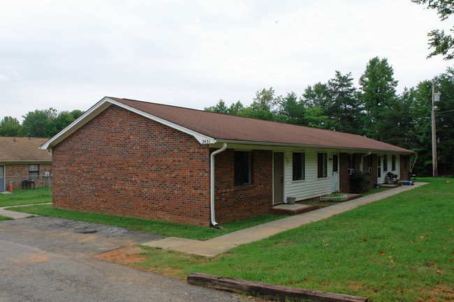 2431 Francis St in High Point, NC - Foto de edificio - Building Photo