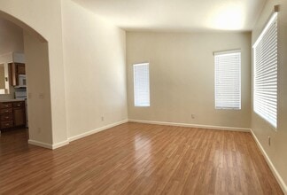879 Poppyseed Ln in Corona, CA - Foto de edificio - Building Photo