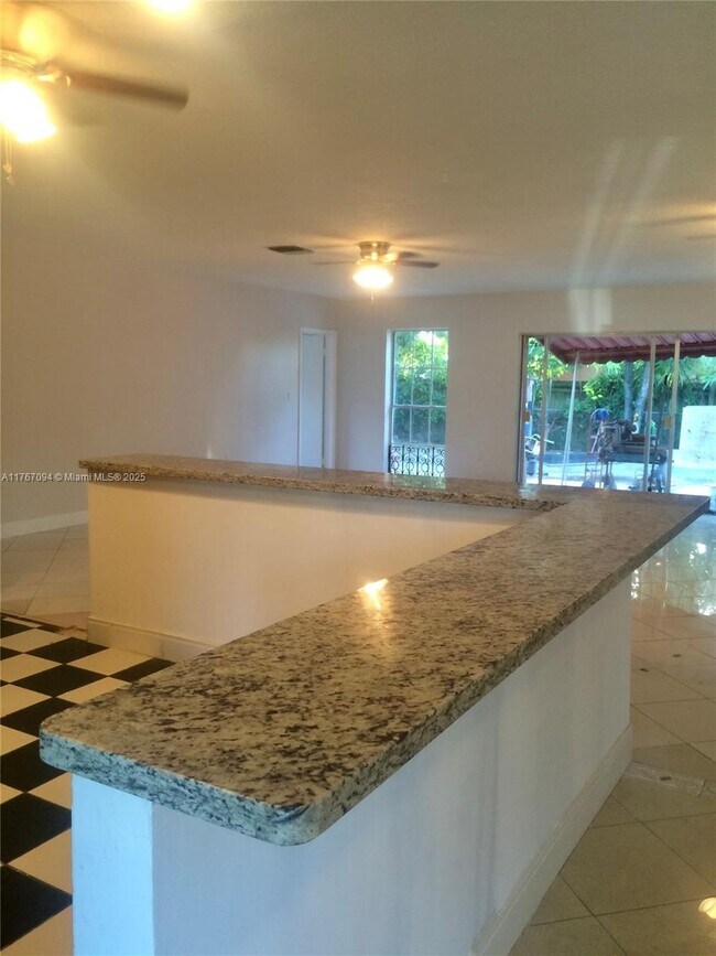501 NE 180th Dr in North Miami Beach, FL - Foto de edificio - Building Photo