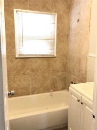 2004 Bleker St photo'