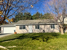 4884 Thrush Ln in West Richland, WA - Building Photo