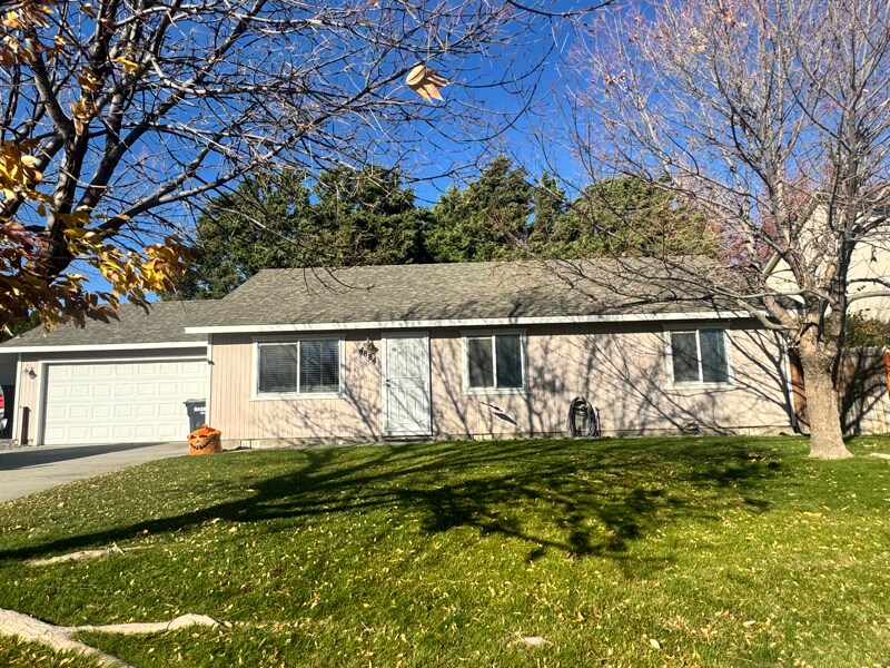 4884 Thrush Ln in West Richland, WA - Building Photo