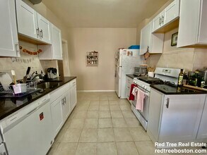 1908 Beacon St, Unit 3 in Brookline, MA - Building Photo - Building Photo