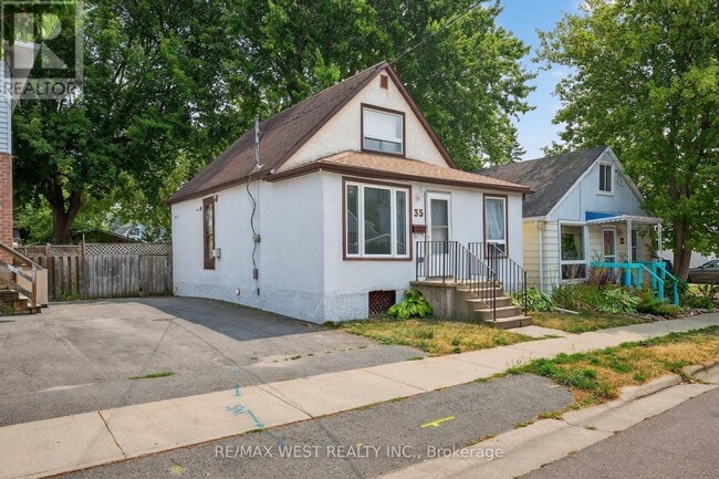 35 Kingscourt Ave in Kingston, ON - Building Photo - Building Photo