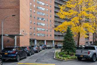 Chatham Green Apartments in New York, NY - Building Photo - Building Photo