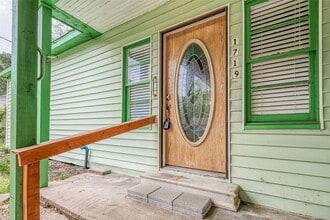 1719 W Sealy St in Alvin, TX - Building Photo - Building Photo