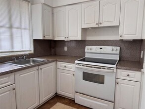 6115 NW 186th St in Hialeah, FL - Building Photo - Building Photo