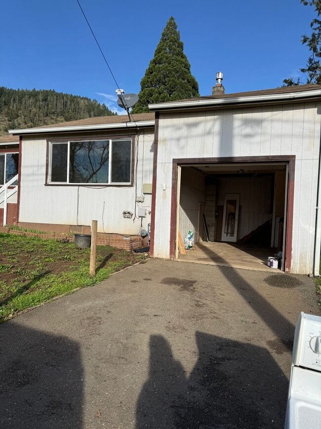 637 NE Christian St in Myrtle Creek, OR - Building Photo - Building Photo