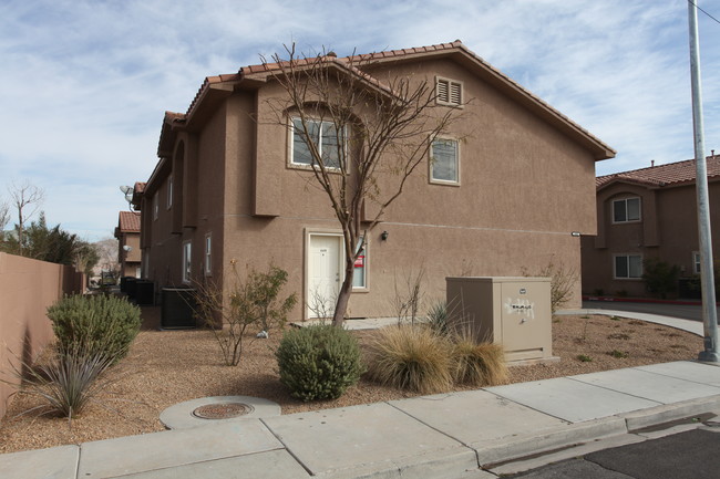 448-460 E Hunter Dr in Henderson, NV - Building Photo - Building Photo