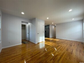 22 Dunwood Rd in Port Washington, NY - Building Photo - Building Photo