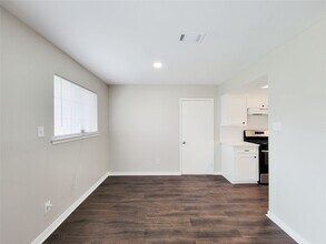 6439 Oaknut Dr in Houston, TX - Building Photo - Building Photo