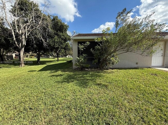15749 Woodgate Ct in Sunrise, FL - Building Photo - Building Photo