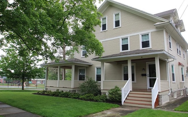 91 Lacy St in Avon, NY - Foto de edificio - Building Photo