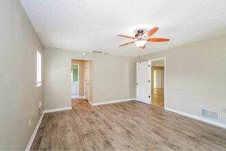 1433 Royal Dornoch Drive in Jacksonville, FL - Foto de edificio - Building Photo