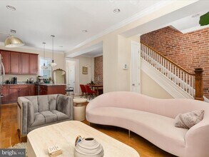 21 Rhode Island Ave NW in Washington, DC - Foto de edificio - Building Photo
