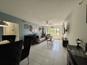 5800 NE 22nd Way, Unit 523 in Fort Lauderdale, FL - Foto de edificio - Building Photo