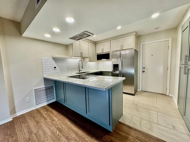 909 Silber Rd, Unit 27 in Houston, TX - Foto de edificio - Building Photo