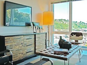 2311 W Newton St in Seattle, WA - Foto de edificio - Building Photo