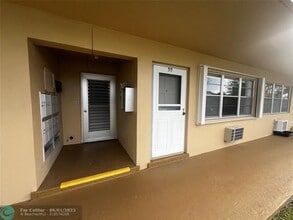 55 Cambridge E in West Palm Beach, FL - Foto de edificio - Building Photo