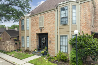 7505 Memorial Woods Dr in Houston, TX - Foto de edificio - Building Photo