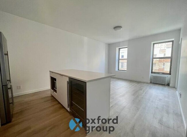 72 Bank St in New York, NY - Building Photo - Building Photo