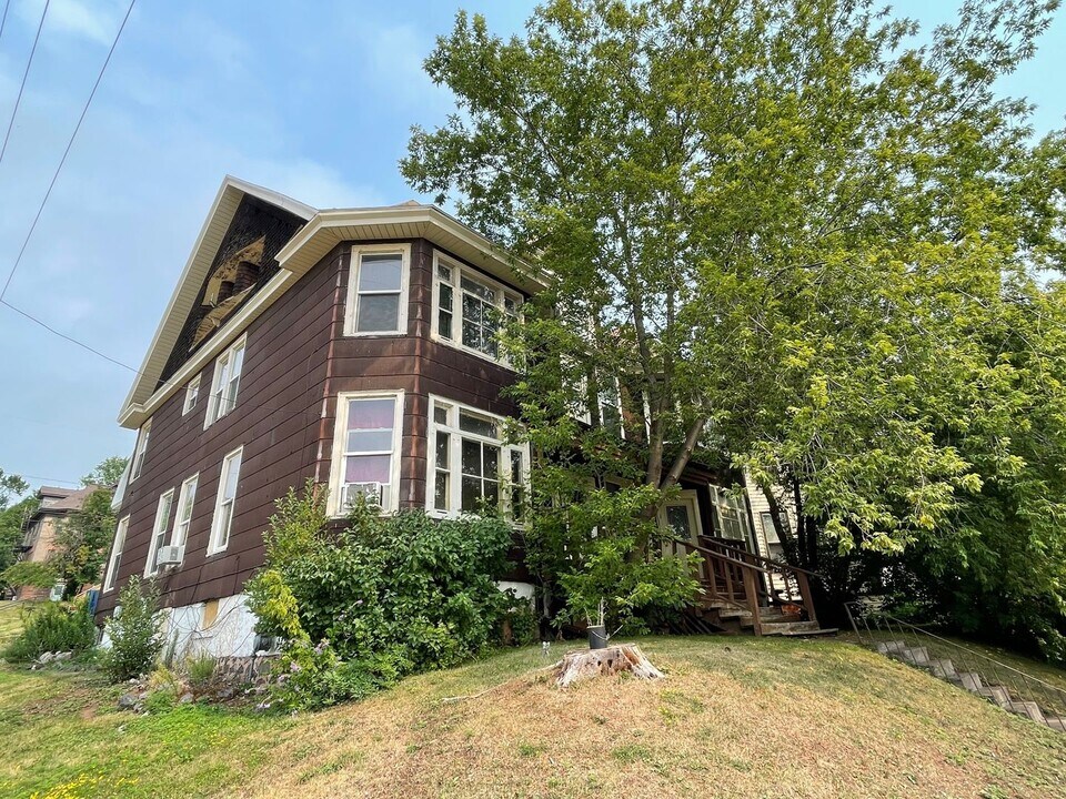 1901 E Superior St in Duluth, MN - Building Photo