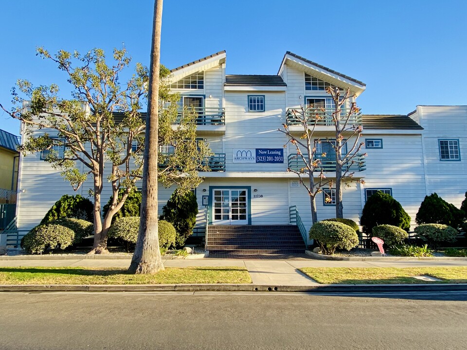 11738 Mayfield Ave in Los Angeles, CA - Building Photo