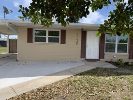 1120 Vineyard St in Lehigh Acres, FL - Building Photo