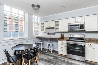 106 13th St in Boston, MA - Foto de edificio - Building Photo