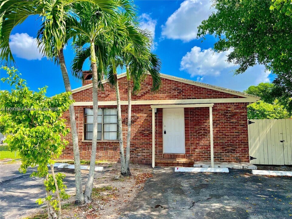 6137 Pierce St in Hollywood, FL - Building Photo