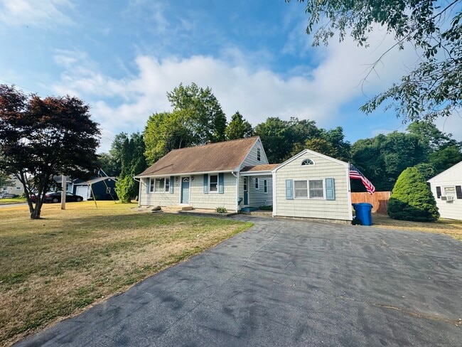 9 Edgewood Ave in Waterford, CT - Foto de edificio - Building Photo