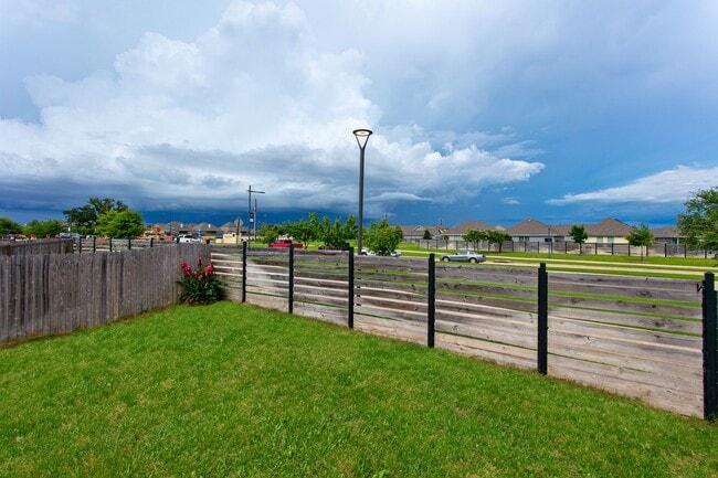 1222 Amistad Lp in College Station, TX - Foto de edificio - Building Photo