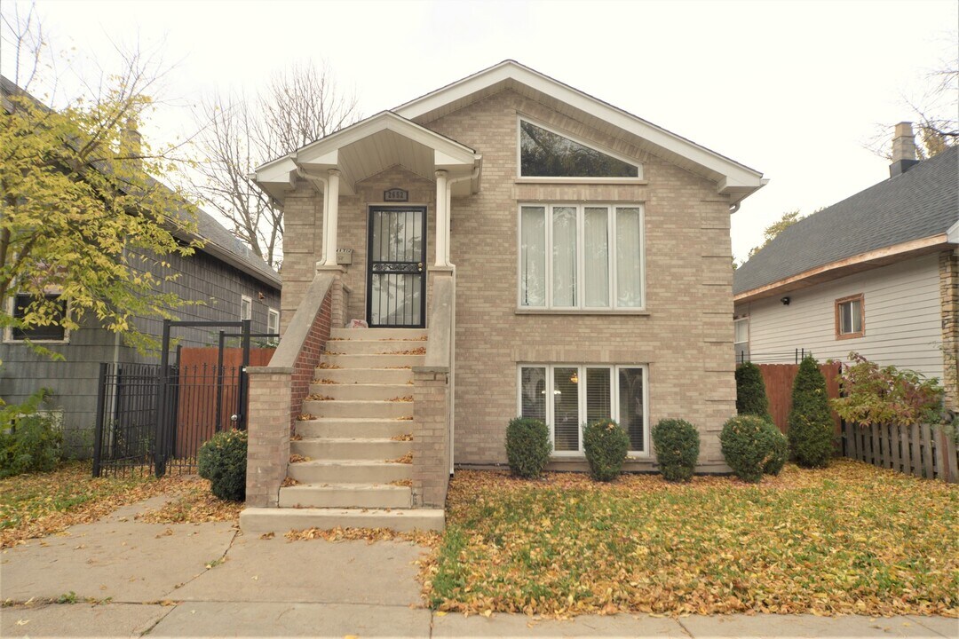 2652 N Mont Clare Ave in Chicago, IL - Building Photo