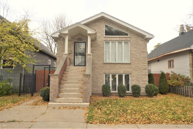 property at 2652 N Mont Clare Ave