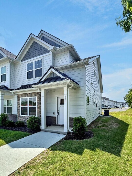 230 Ansley Wy in Lebanon, TN - Foto de edificio