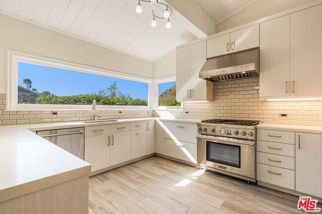 property at 1200 El Hito Cir