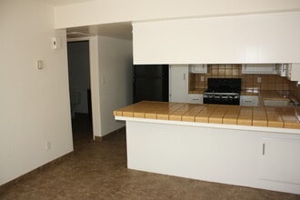 612 Norris Rd in Bakersfield, CA - Foto de edificio - Building Photo