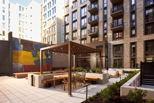 NOVEL 14th Street by Crescent Communities in Washington, DC - Foto de edificio - Building Photo